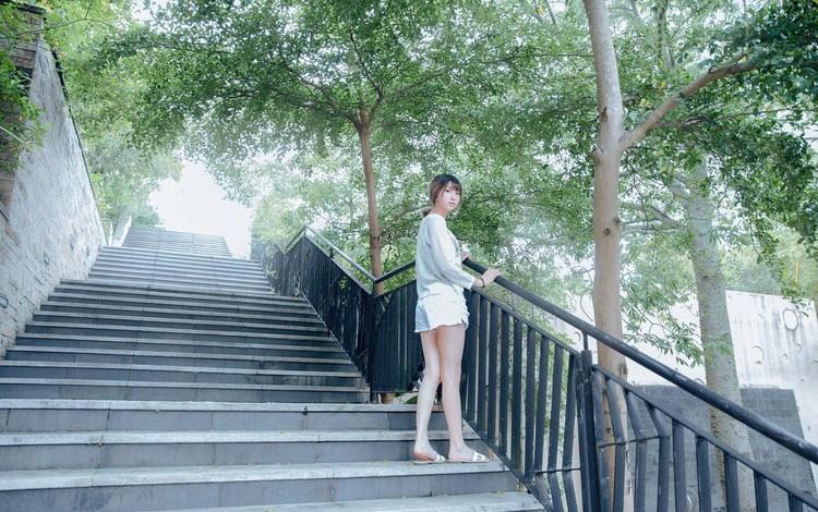 細長腿瘦弱文靜女大學生小清新裝出行照