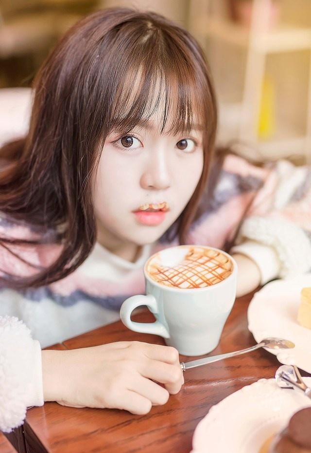 清麗白皙迷人小虎牙女生的下午茶