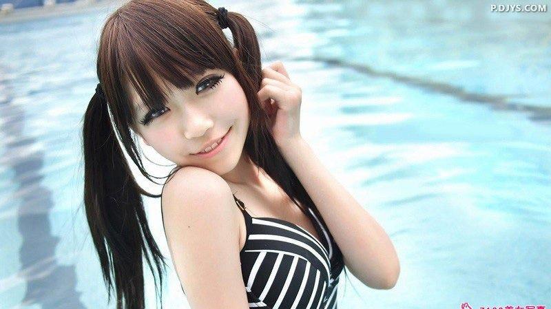 可愛女孩游泳池旁邊的可愛寫真