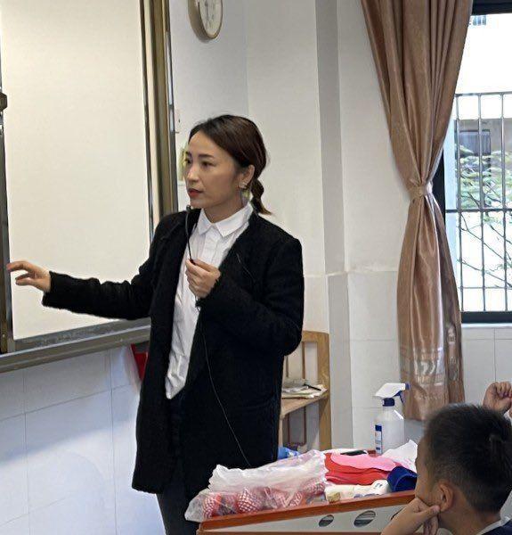 慵整纖纖手卻把青梅嗅