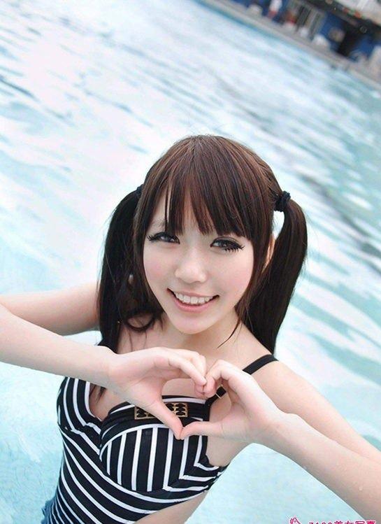 可愛女孩游泳池旁邊的可愛寫真