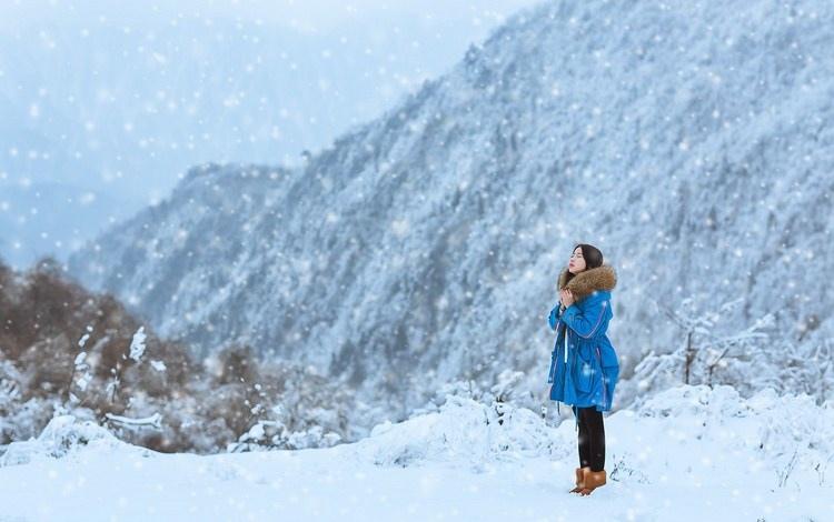 雪天長發(fā)美女鼻尖泛紅美麗動人圖片