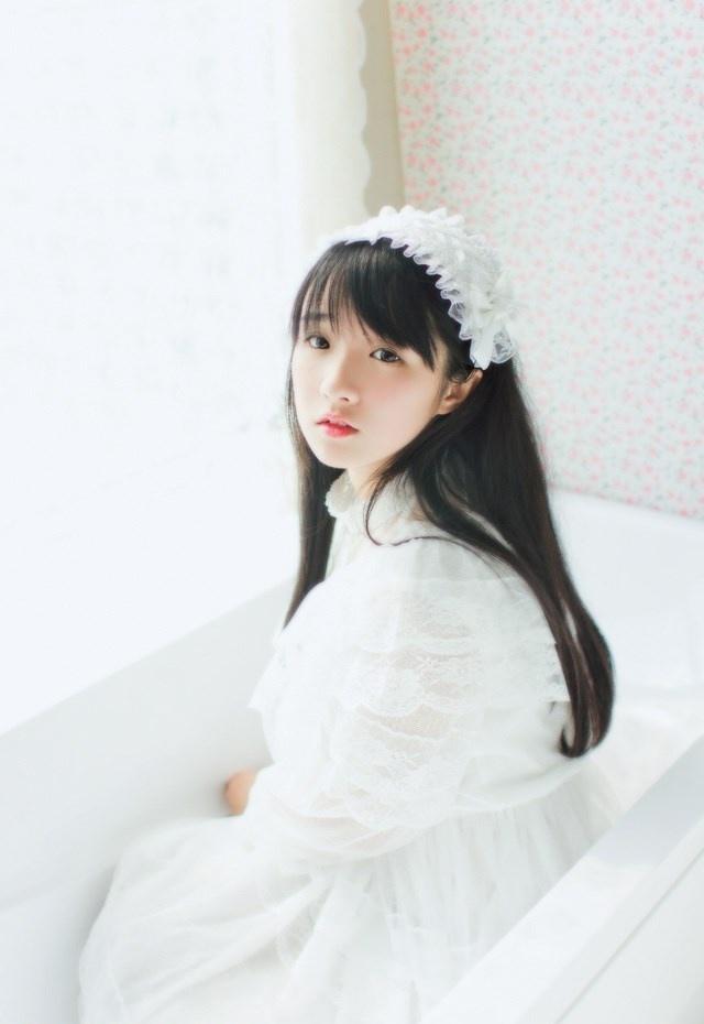 純凈美少女白色長裙迷人電眼清新氣質私房寫真圖片