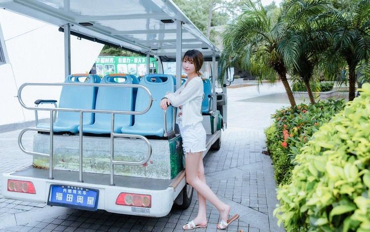 細長腿瘦弱文靜女大學生小清新裝出行照