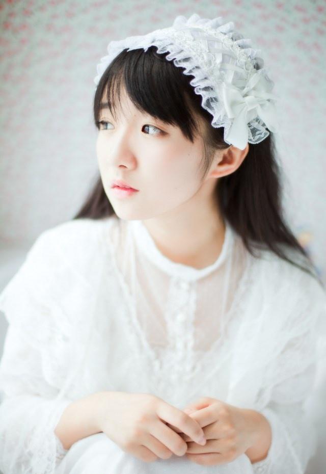 純凈美少女白色長裙迷人電眼清新氣質私房寫真圖片