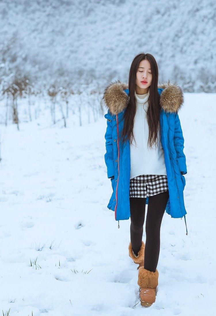 雪天長發(fā)美女鼻尖泛紅美麗動人圖片