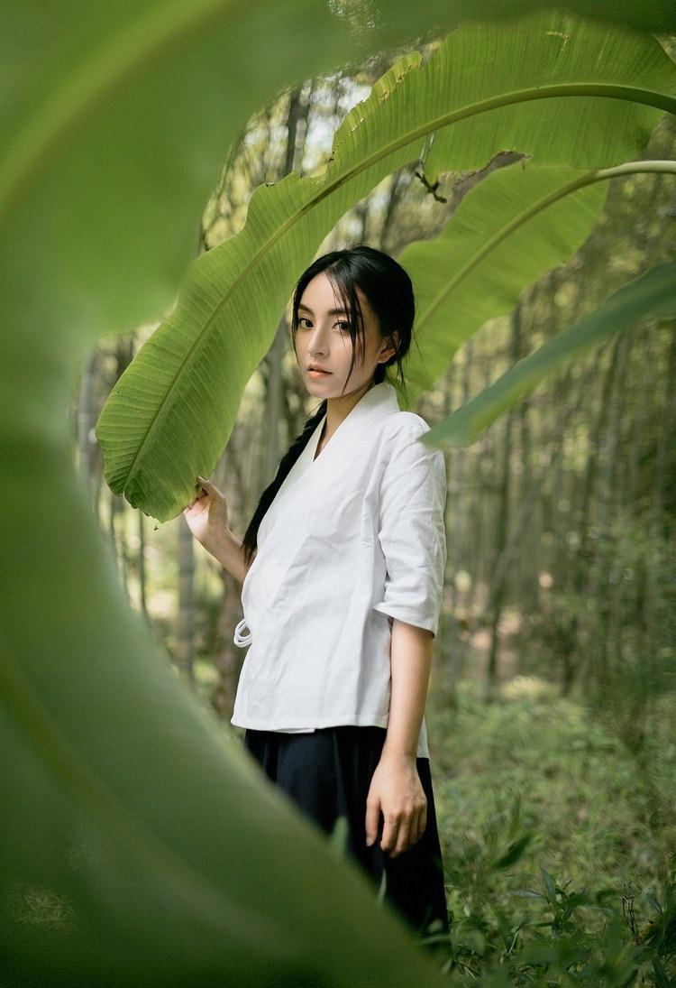 芭蕉葉下治愈系純情迷人美女圖片