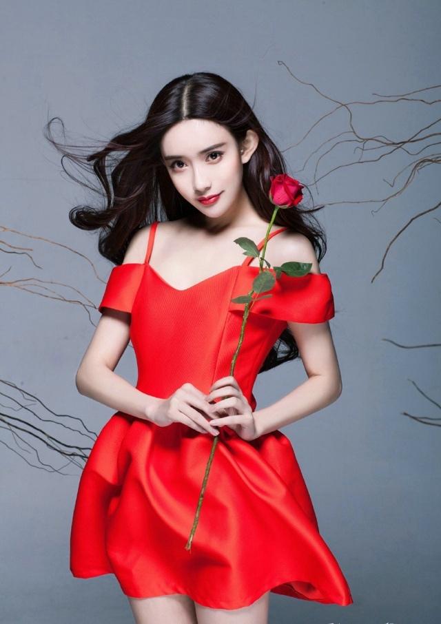 紅裙白皙美女散發(fā)玫瑰香