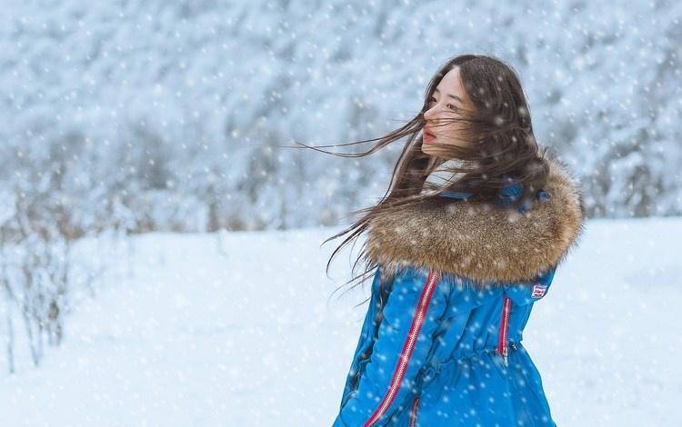 雪天長發(fā)美女鼻尖泛紅美麗動人圖片