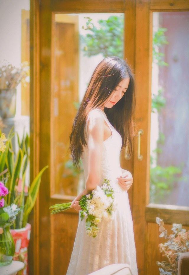 花房里的性感少女透著香香的氣息