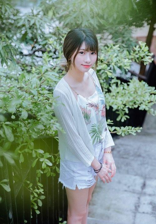 細長腿瘦弱文靜女大學生小清新裝出行照