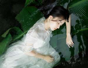 芭蕉葉下治愈系純情迷人美女圖片
