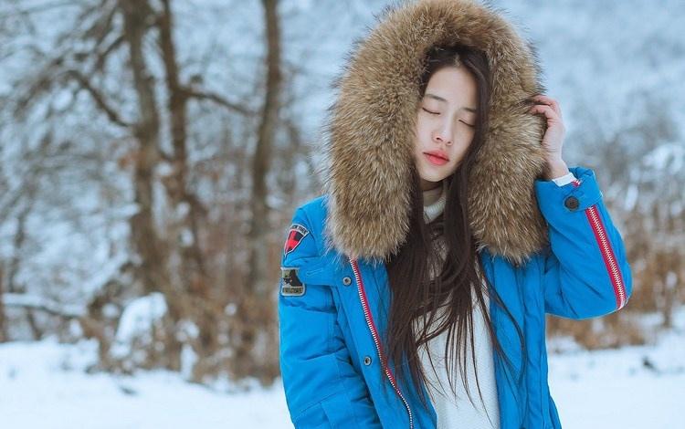 雪天長發(fā)美女鼻尖泛紅美麗動人圖片