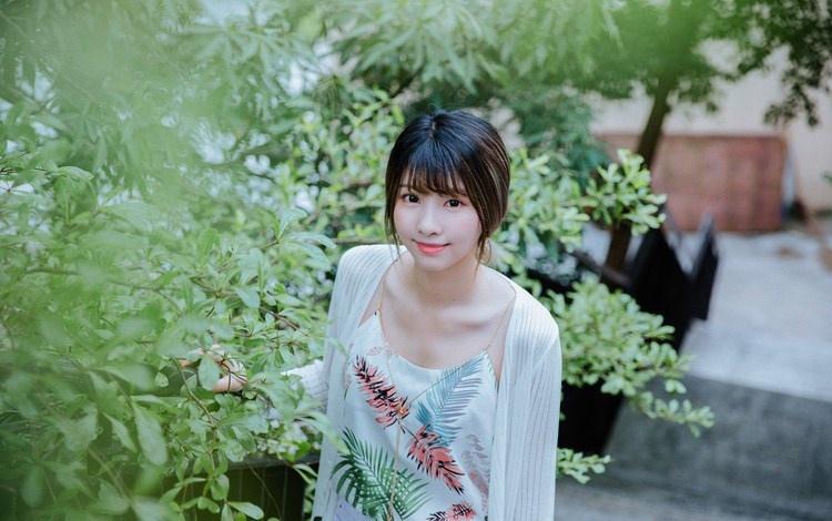 細長腿瘦弱文靜女大學生小清新裝出行照