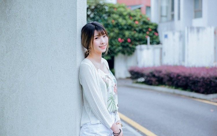 細長腿瘦弱文靜女大學生小清新裝出行照