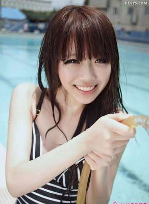 可愛女孩游泳池旁邊的可愛寫真