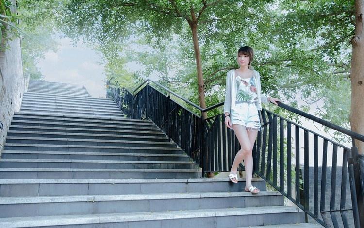 細長腿瘦弱文靜女大學生小清新裝出行照
