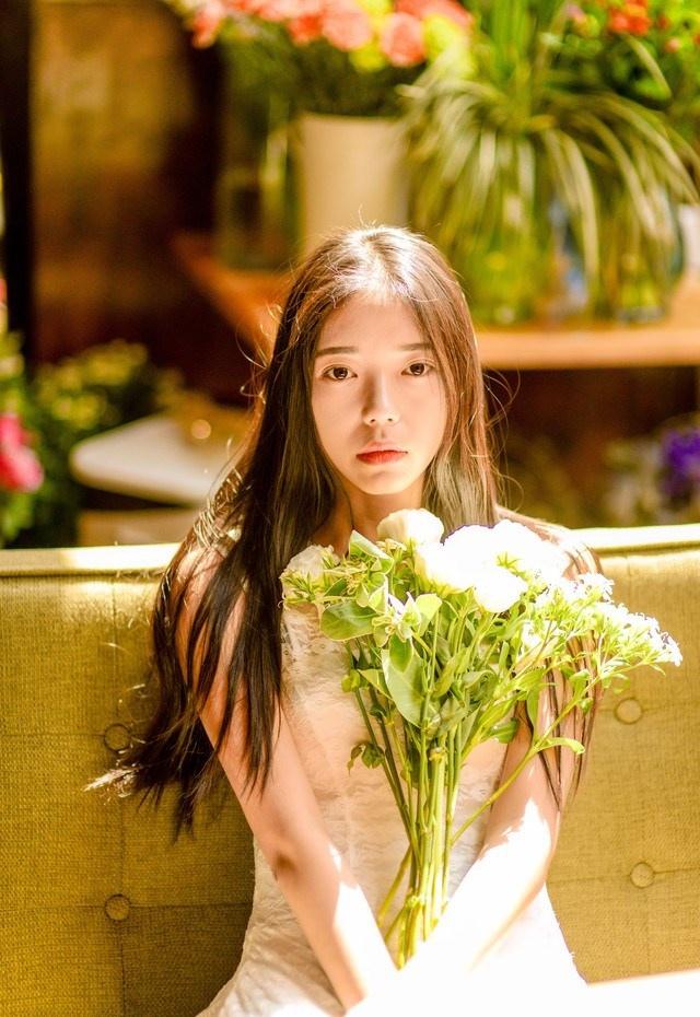 花房里的性感少女透著香香的氣息