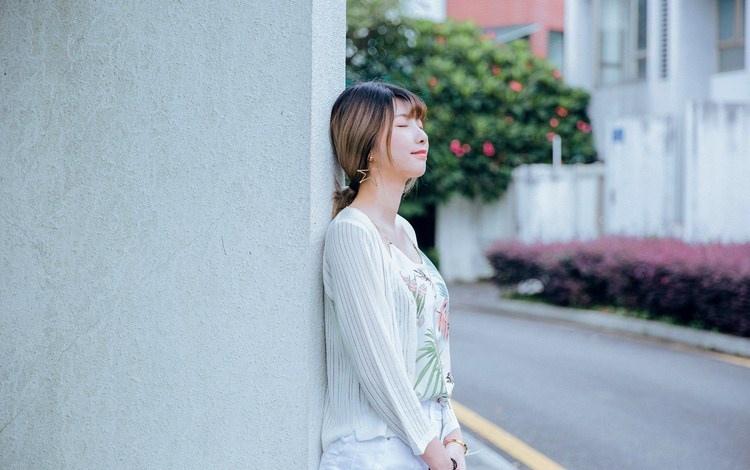 細長腿瘦弱文靜女大學生小清新裝出行照