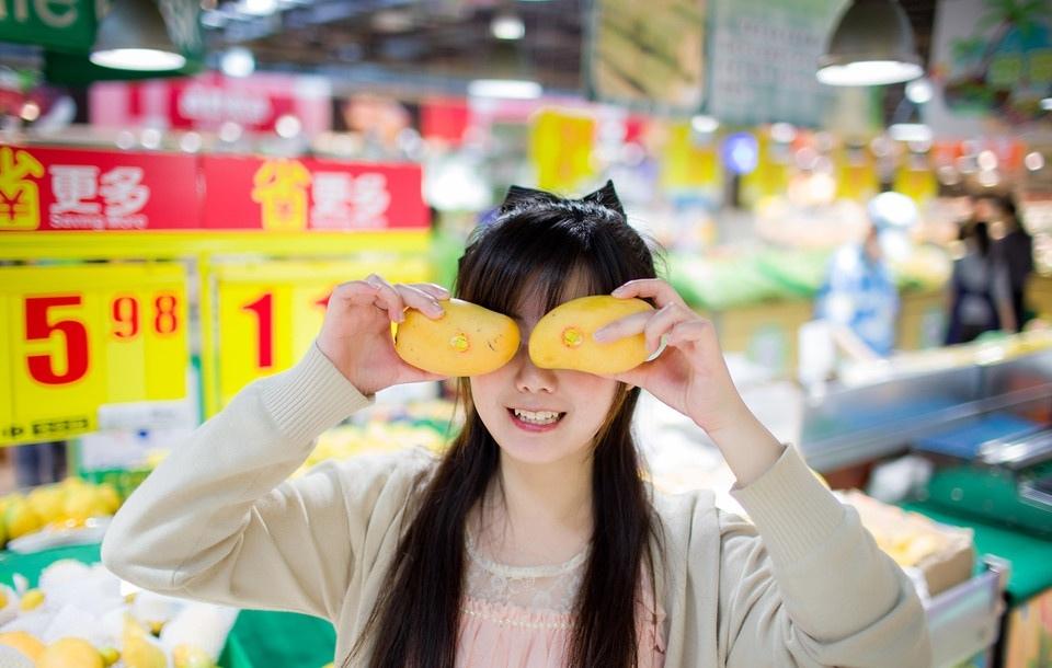 超市里的俏皮可愛妹子寫真