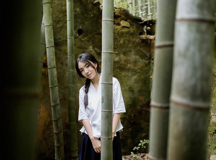 芭蕉葉下治愈系純情迷人美女圖片