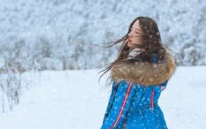 雪天長發美女鼻尖泛紅美麗動人圖片
