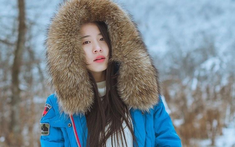 雪天長發(fā)美女鼻尖泛紅美麗動人圖片