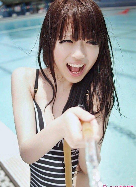 可愛女孩游泳池旁邊的可愛寫真