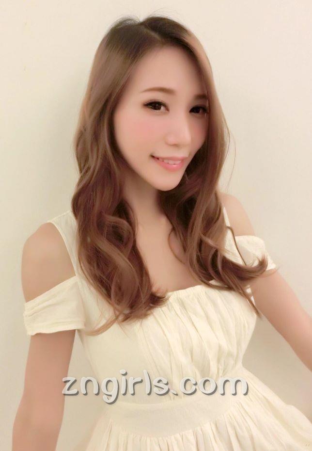 臺灣美女楊羽霏私房時尚美照酥胸誘人