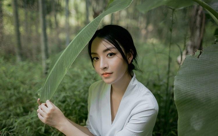 芭蕉葉下治愈系純情迷人美女圖片