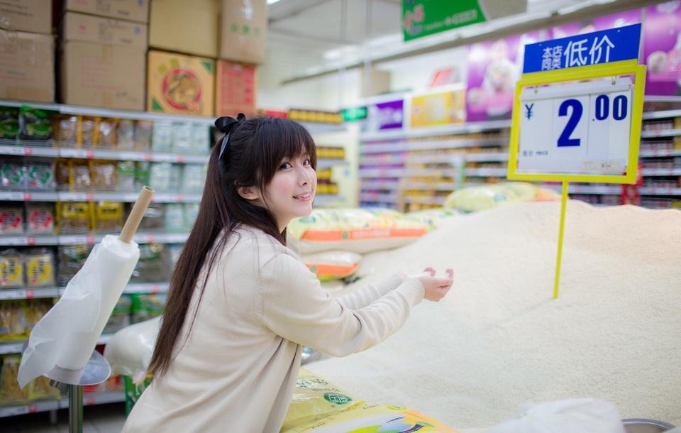 超市里的俏皮可愛妹子寫真