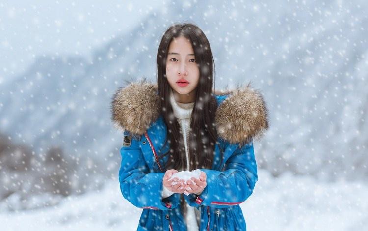 雪天長發(fā)美女鼻尖泛紅美麗動人圖片