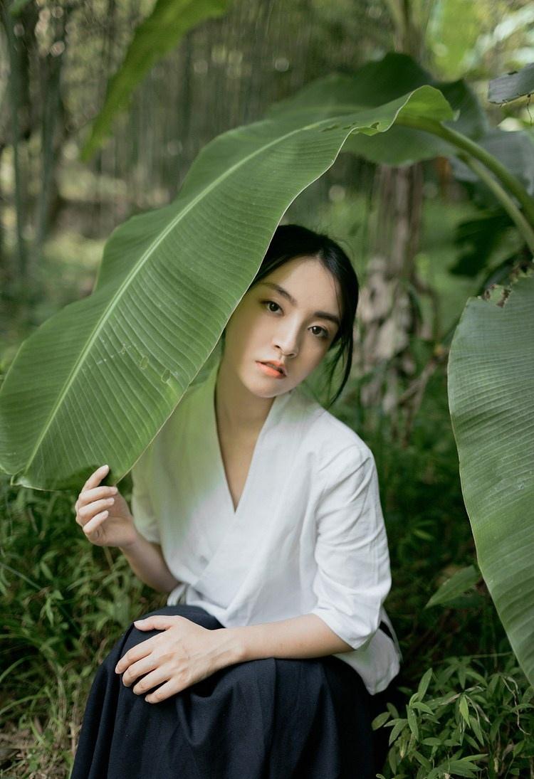 芭蕉葉下治愈系純情迷人美女圖片