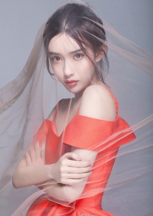 紅裙白皙美女散發(fā)玫瑰香