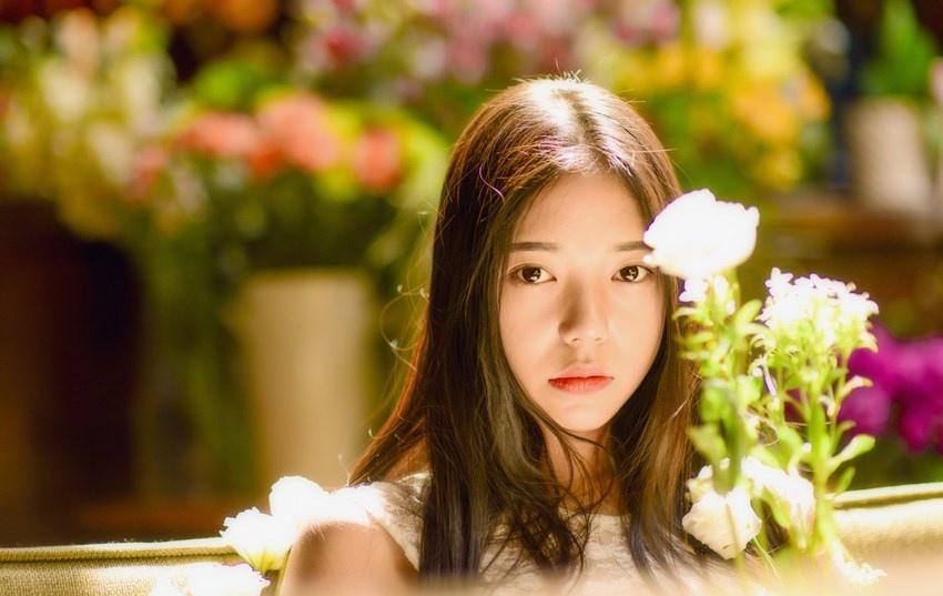 花房里的性感少女透著香香的氣息