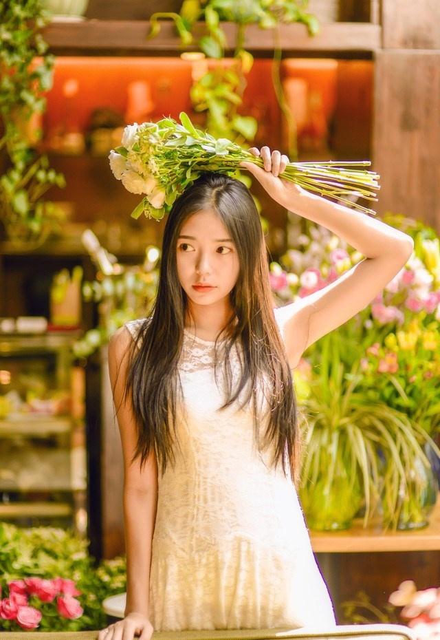 花房里的性感少女透著香香的氣息