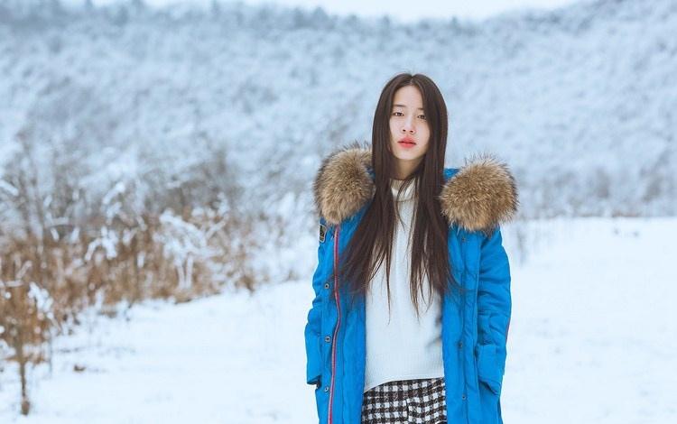 雪天長發(fā)美女鼻尖泛紅美麗動人圖片