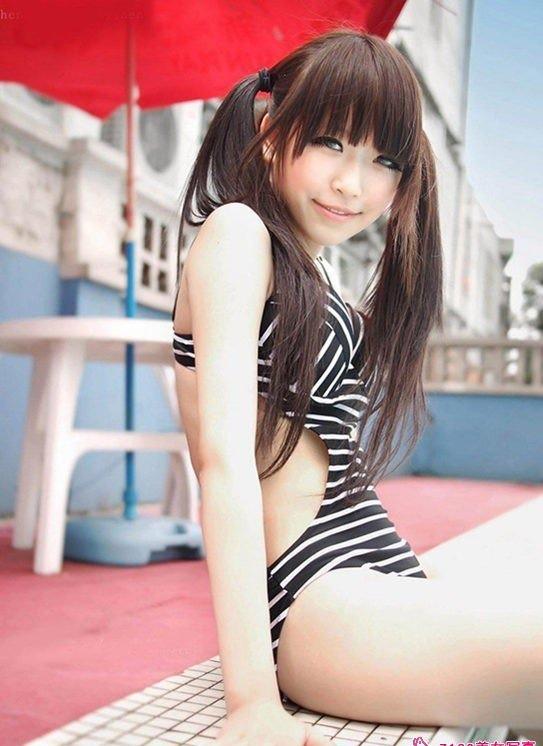 可愛女孩游泳池旁邊的可愛寫真