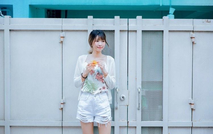 細長腿瘦弱文靜女大學生小清新裝出行照