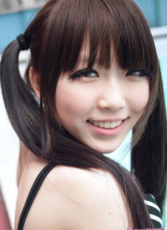 可愛女孩游泳池旁邊的可愛寫真