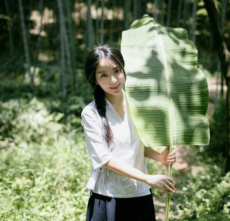 芭蕉葉下治愈系純情迷人美女圖片