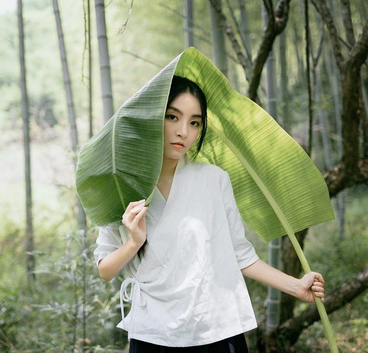 芭蕉葉下治愈系純情迷人美女圖片
