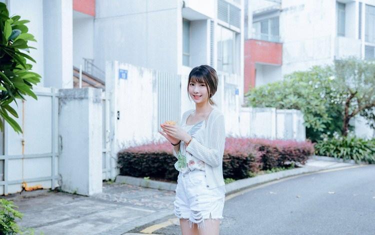 細長腿瘦弱文靜女大學生小清新裝出行照