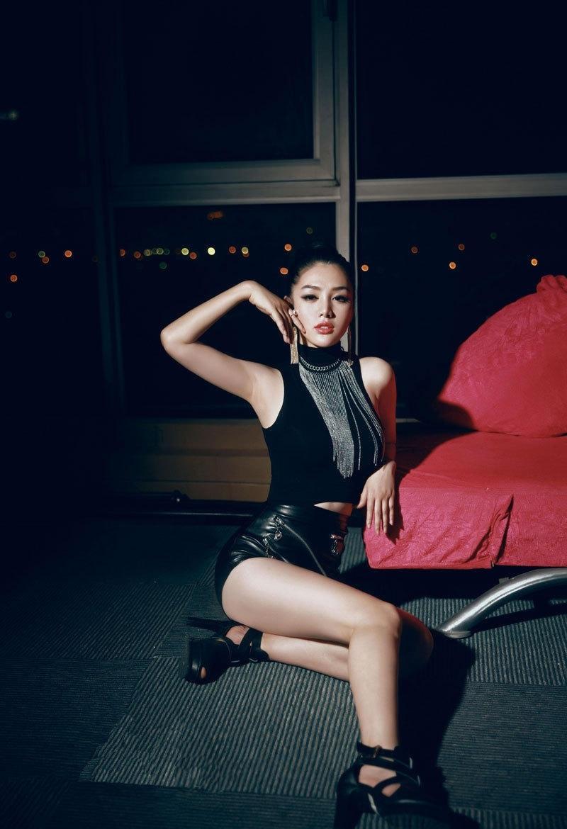 美女萬鈴鈴狂野性感寫真