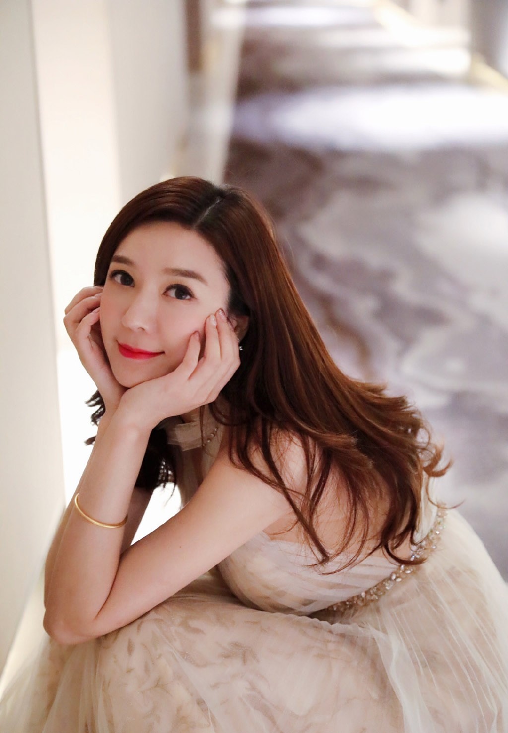 周韋彤紗裙唯美仙氣活動照圖片