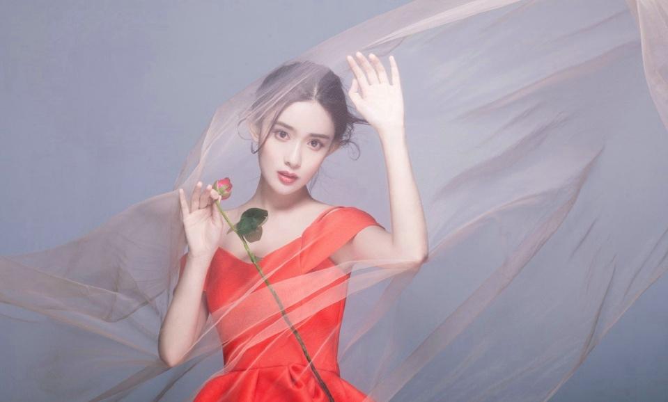 紅裙白皙美女散發(fā)玫瑰香