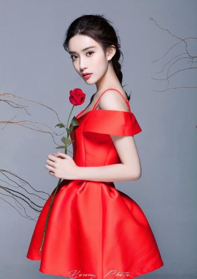 紅裙白皙美女散發(fā)玫瑰香