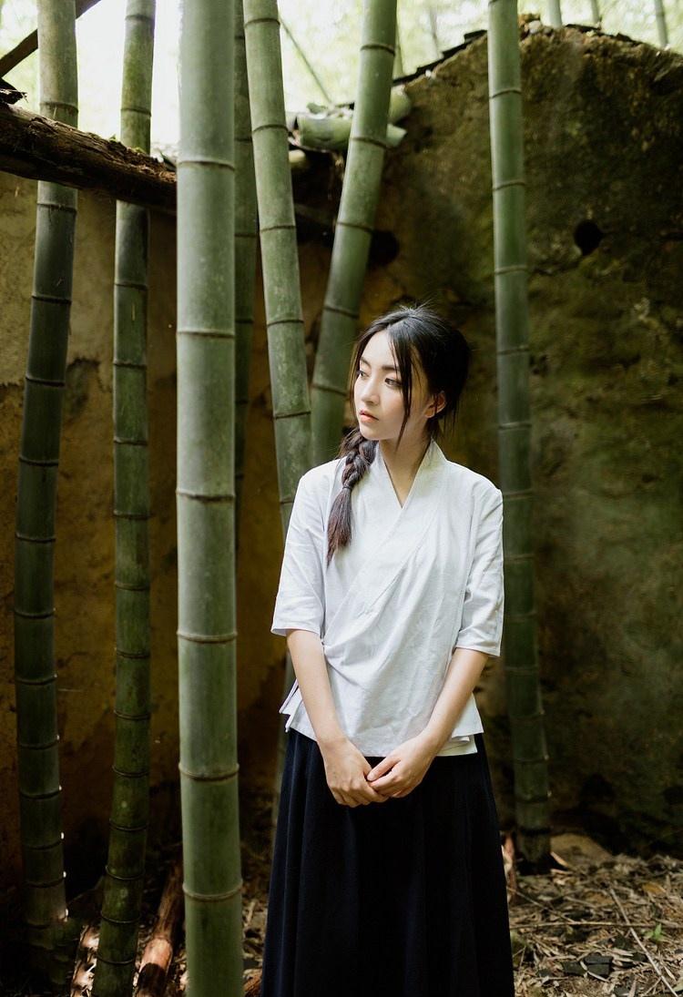 芭蕉葉下治愈系純情迷人美女圖片
