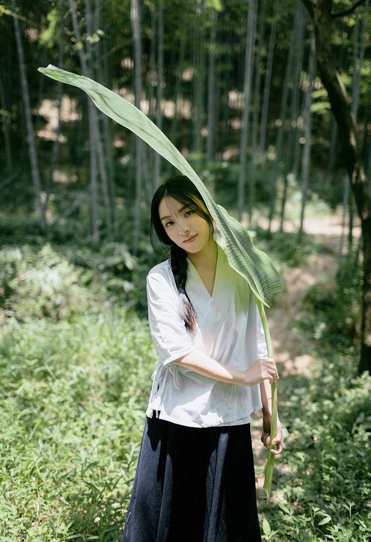 芭蕉葉下治愈系純情迷人美女圖片