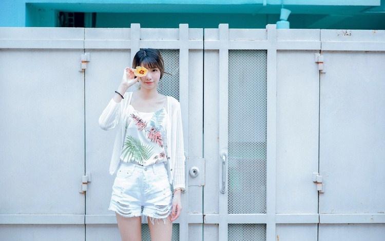 細長腿瘦弱文靜女大學生小清新裝出行照